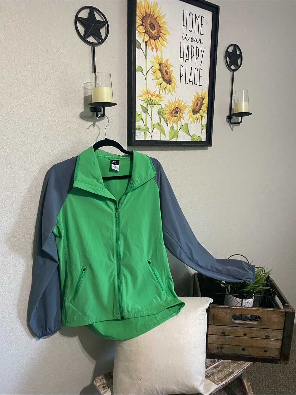 Nike  DRI-FIT jacket sz M. This is a nice sporty jacket. 🏃‍♀️